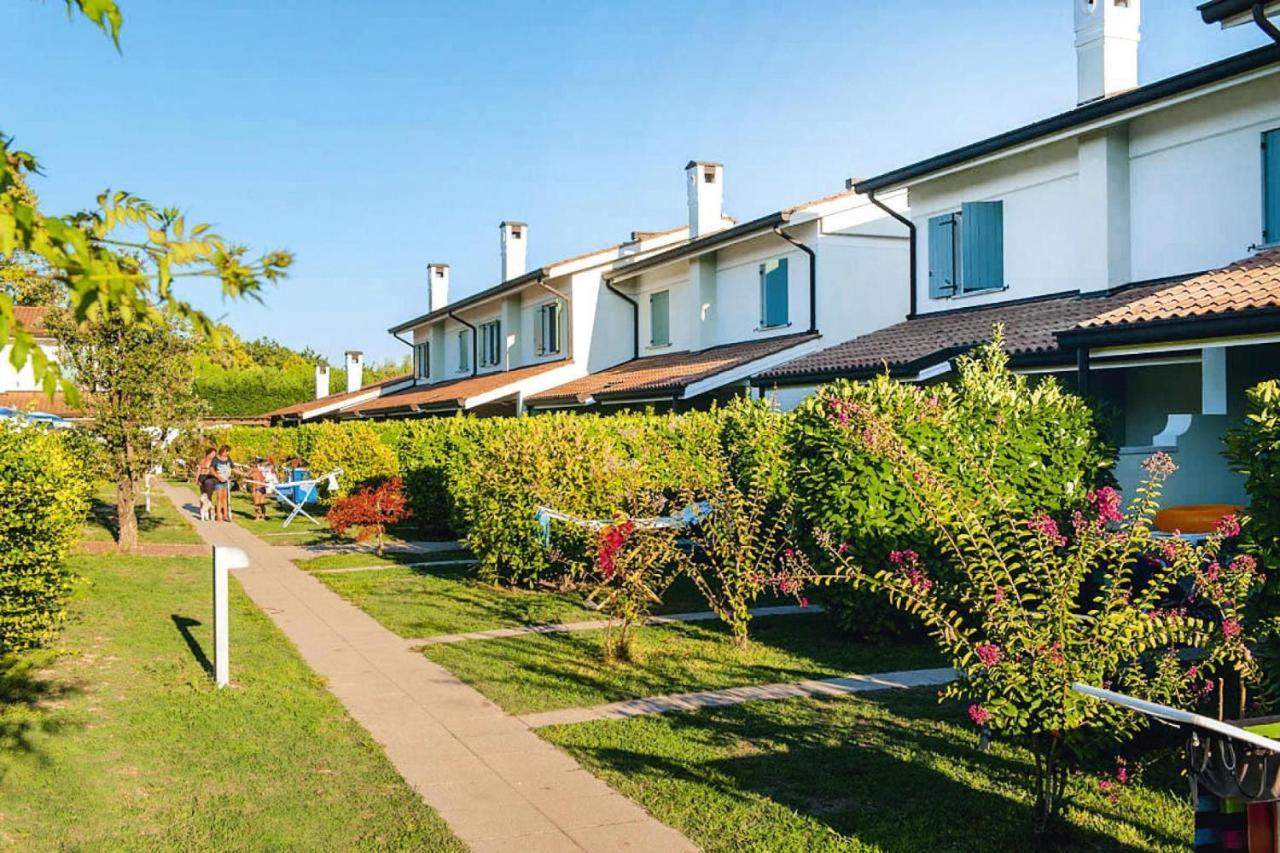 Terraced House In The Ca' Del Pino Holiday Complex With Communal Pool In Bibione Zewnętrze zdjęcie
