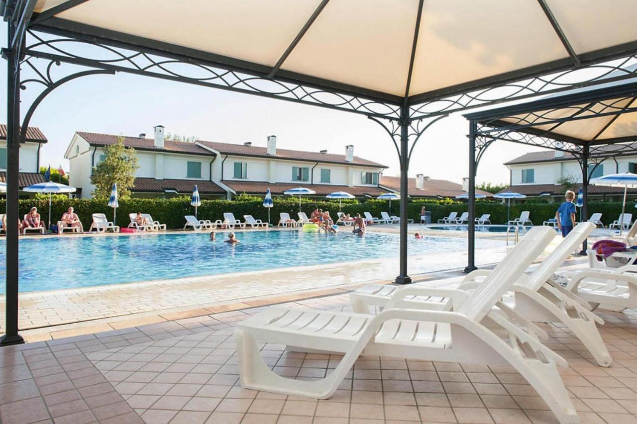 Terraced House In The Ca' Del Pino Holiday Complex With Communal Pool In Bibione Zewnętrze zdjęcie