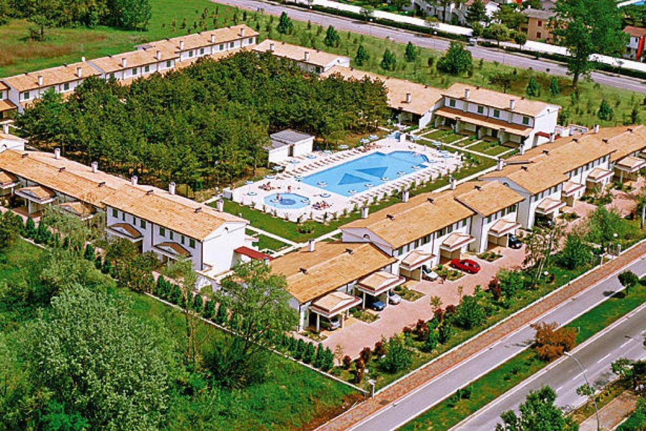 Terraced House In The Ca' Del Pino Holiday Complex With Communal Pool In Bibione Zewnętrze zdjęcie