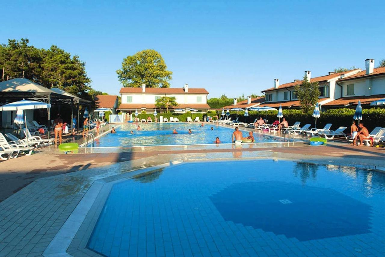 Terraced House In The Ca' Del Pino Holiday Complex With Communal Pool In Bibione Zewnętrze zdjęcie