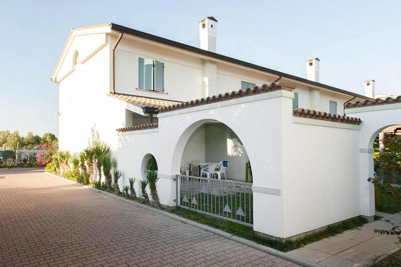 Terraced House In The Ca' Del Pino Holiday Complex With Communal Pool In Bibione Zewnętrze zdjęcie