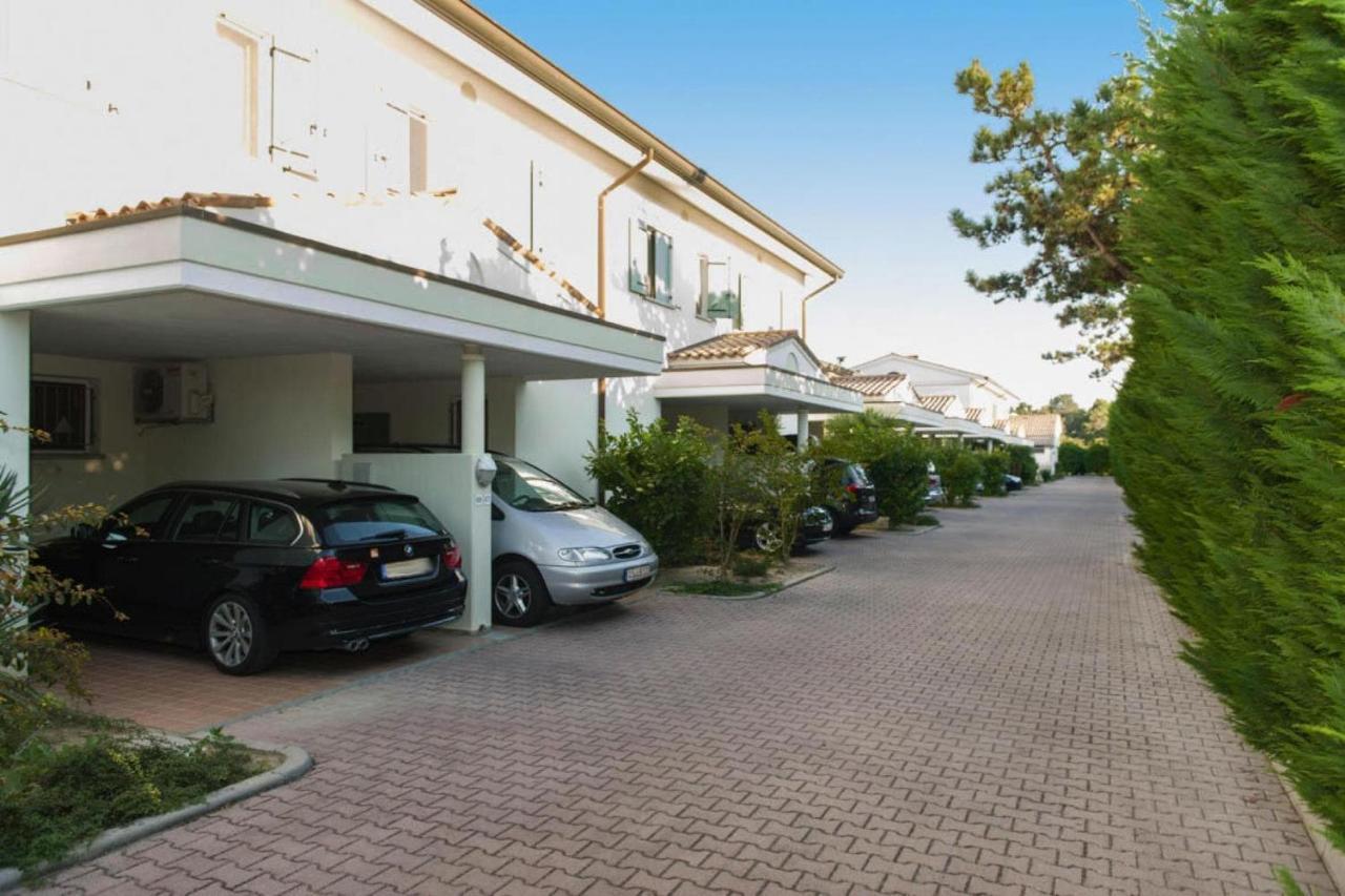 Terraced House In The Ca' Del Pino Holiday Complex With Communal Pool In Bibione Zewnętrze zdjęcie